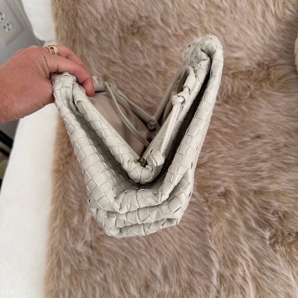 Looks like bottega veneta dumpling bag - Picture 3 of 4